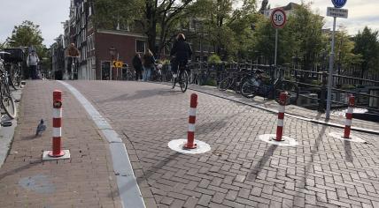 Poles blocking traffic on the Brouwersgracht. 18 October 2023