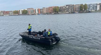 Police search the Veemkade in Amsterdam-Oost for signs of Sam van Grondelle, missing since 15 October 2023