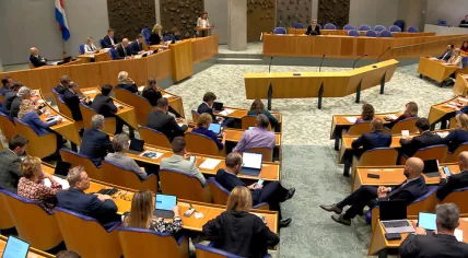 Members of Parliament vote on the asylum distribution law, 10 October 2023