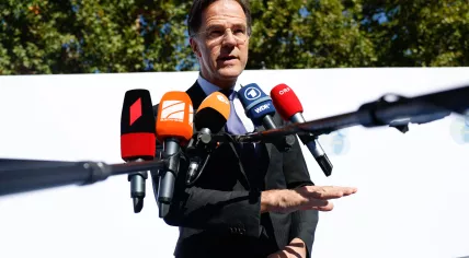 Mark Rutte talking to the press at the meeting of the European Political Community in Granada, 5 October 2023.