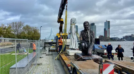 The two statues of the Razzia Monument arrive at the location on the Parkkade in Rotterdam. 7 November 2023. 