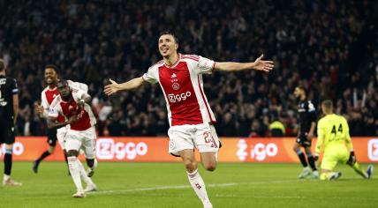 Steven Berghuis of Ajax celebrating the 4-1 of Chuba Akpom of Ajax during the Dutch Eredivisie match between Ajax Amsterdam and SC Heerenveen in the Johan Cruijff ArenA on 5 november 2023 in Amsterdam, Netherlands.