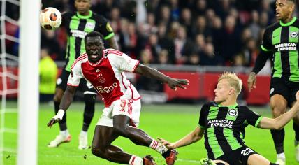 Brian Brobbey of Ajax, Jan-Paul van Hecke of Brighton Hove Albion during the UEFA Europa League match in groep B between Ajax Amsterdam and Brighton & Hove Albion FC in the Johan Cruyff ArenA on 9 november 2023 in Amsterdam, Netherlands. 