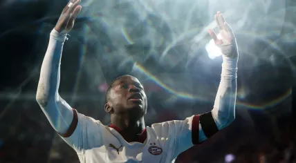 Johan Bakayoko of PSV Eindhoven celebrates the 0-3 during the Dutch Eredivisie match between FC Twente and PSV Eindhoven in Stadion De Grolsch Veste on 25 november 2023 in Enschede, Netherlands.