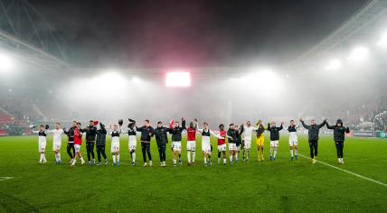 AZ players celebrate the win during the UEFA Conference League wedstrijd in groep E tussen AZ Alkmaar and HSK Zrinjski Mostar in the AFAS stadium on 30 november 2023 in Alkmaar, Netherlands.