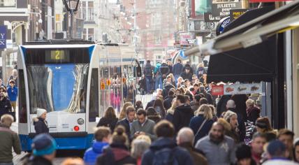 A crowded Leidsestraat in Amsterdam