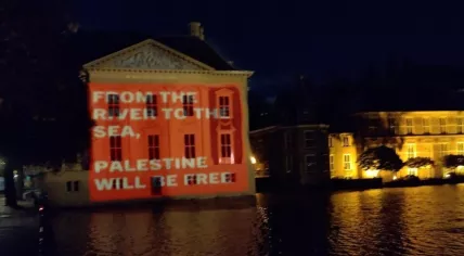 Pro-Palestinian slogan projected by BIJ1 activists onto the Mauritshuis in The Hague. 