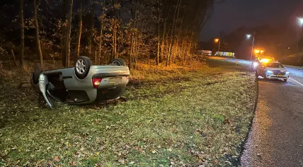 Overturned car on the Hoevelaken junction on an icy night; 28 November 2023