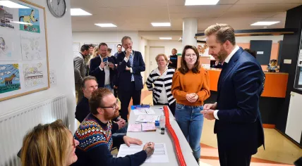 Former Housing Minister Hugo de Jonge visits a voting station at the Sherpa and Amerpoort healthcare institutions in Baarn during the 2023 Tweede Kamer elections. 22 November 2023.