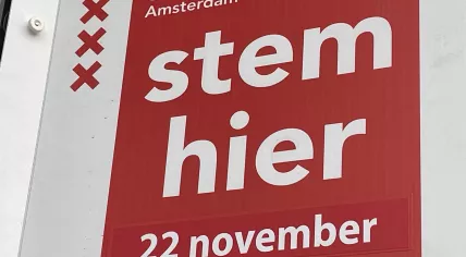 Polling station sign for the parliamentary election on 22 November 2023. Photographed in Amsterdam Oost on 21 November 2023