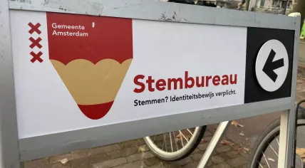 A sign for a polling place in Amsterdam-Oost during the 2023 General Election. 22 November 2023