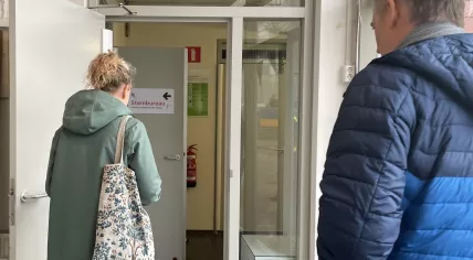 Voters show up at a polling place in Amsterdam-Oost for the 2023 General Election. 22 November 2023