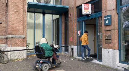 Voters show up at the Muiderkerk in Amsterdam-Oost during the 2023 General Election. 22 November 2023