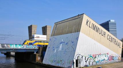 Klimmuur Centraal, a rock climbing center near Amsterdam Central Station