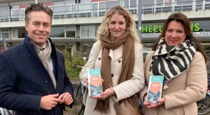 SGP leader Chris Stoffer with two anti-abortion protesters at an abortion clinic in Rotterdam, 9 November 2023