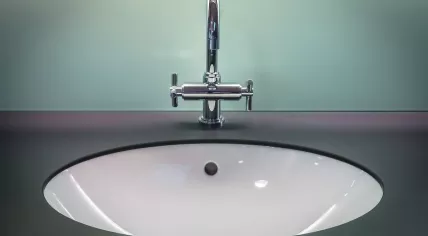 A faucet and sink in a bathroom