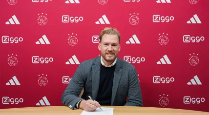 Marijn Beuker signs his contract as Director of Football at Ajax, 29 November 2023.