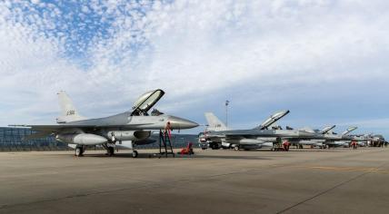 Five Dutch F-16s fighter jets at the European F-16 Training Center (EFTC) in Romania. 8 November 2023.