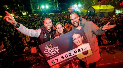 3FM Glass House radio dj's Barend van Deelen, Sophie Hijlkema and Wijnand Speelman raised €7,502,981 for the Dutch foundation for ALS research. 24 December 2023