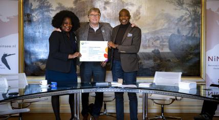 Urwin Vyent, director of NiNsee and Linda Nooitmeer, chairman of the NiNsee board, during the signing of the certificate of the Intangible Heritage Inventory of the Netherlands in the Amsterdam City Archives. 