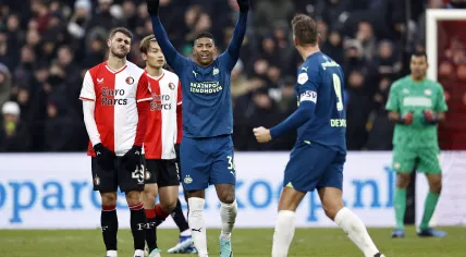 Santiago Gimenez of Feyenoord, Ayase Ueda of Feyenoord, Patrick van Aanholt of PSV Eindhoven celebrates the win, Luuk de Jong of PSV Eindhoven during the Dutch Eredivisie match between Feyenoord and PSV in Feyenoord Stadium de Kuip on 3 december 2023 in Rotterdam, Netherlands.