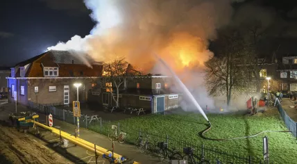 Emergency services fighting a fire at the Bethelkerk on Oranjestraat in Rotterdam-Overschie, 6 December 2023