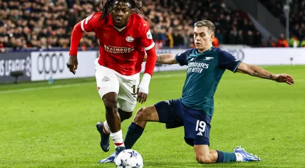 Johan Bakayoko of PSV Eindhoven, Leandro Trossard of Arsenal FC during the UEFA Champions League match in group B between PSV Eindhoven en Arsenal FC in het Phillips stadium on 12 december 2023 in Eindhoven, Netherlands.