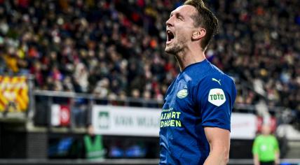 Luuk de Jong of PSV Eindhoven celebrates the 0-4 during the Dutch Eredivisie match between AZ Alkmaar and PSV Eindhoven in the AFAS stadium on 17 december 2023 in Alkmaar, Netherlands.