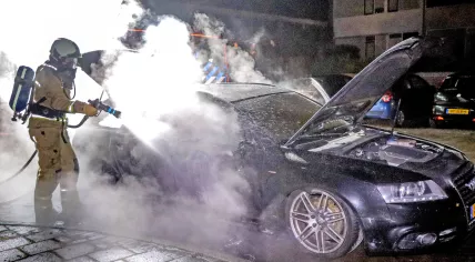 During the night, a car completely burned out on Laan Van De Eekharst in Emmen. The fire was caused by heavy fireworks. The fire brigade arrived on site and extinguished the car.