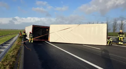 A truck overturned on the A32 near Akkrum during Storm Pia. 21 December 2023