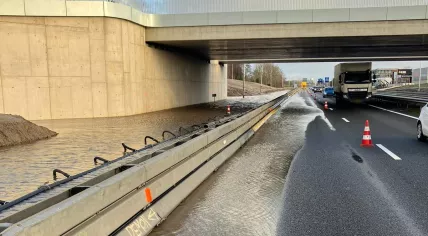 Water began to flood the A28 near Hattemerbroek, prompting highway workers to close a lane, delaying traffic headed southwest towards Amersfoort. 26 December 2023