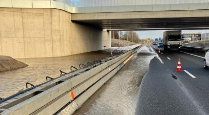 Water began to flood the A28 near Hattemerbroek, prompting highway workers to close a lane, delaying traffic headed southwest towards Amersfoort. 26 December 2023