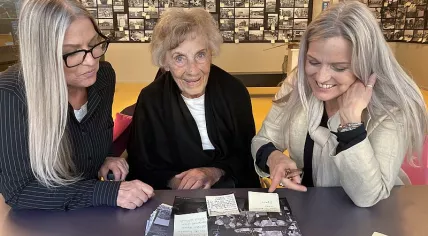 Lia de Clerk with her daughters, Esther and Deborah, during their visit to the Stadsarchief Almere in June 2023