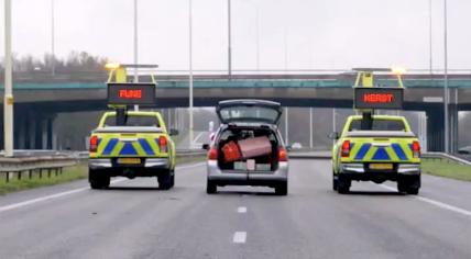 Scene from a Rijkswaterstaat promotional video with a "Merry Christmas" message after road workers help rescue Santa Claus during a breakdown. December 2023