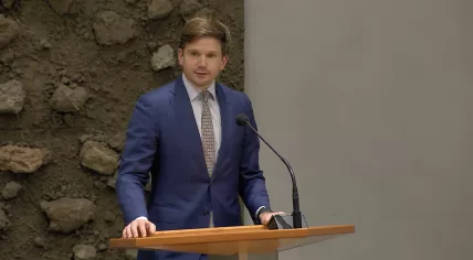 FvD MP Gidion van Meijeren addresses the Tweede Kamer after the vote on his suspension for not disclosing additional job functions. 19 December 2023
