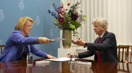 Interim Tweede Kamer leader Roelien Kamminga signs papers with Ronald Plasterk appointing him for the second round of Cabinet formation talks. December 13, 2023