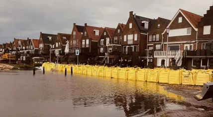 Extra large sandbags placed along Slobbeland and Zuideinde in Volendam, along the shore of a Markermeer marina. 6 January 2024