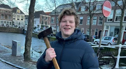 A student in Delft rescued a woman after her car skidded on the icy road and crashed into a canal, 18 January 2023