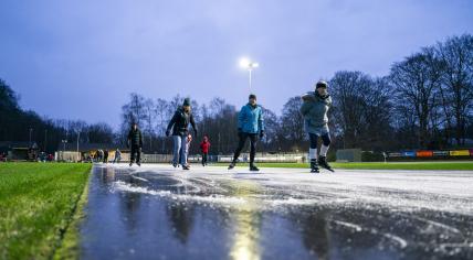 Skaters on the Doornsche IJsclub natural ice skating rink in Doorn, 8 January 2023