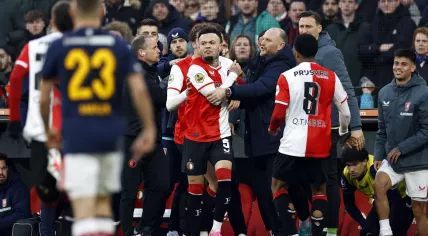 Quilindschy Hartman of Feyenoord, FC Twente coach Joseph Oosting during the Dutch Eredivisie match between Feyenoord and FC Twente at Feyenoord Stadion de Kuip on January 28, 2024 in Rotterdam, Netherlands.