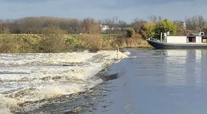 Thirty houseboats were evacuated due to a breach in a Maastricht dike. 3 January 2024