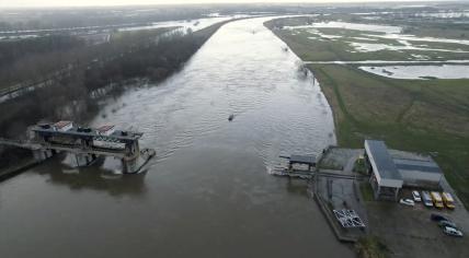 Infrastructure workers at the Maas River weir in Roermond amid high water levels. 4 January 2024