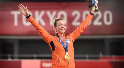 Shanne Braspennincx with her gold medal at the Tokyo Olympics, 2021