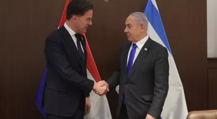 Dutch Prime Minister Mark Rutte shaking hands with Israeli Prime Minister Benjamin Netayahu, 12 February 2024