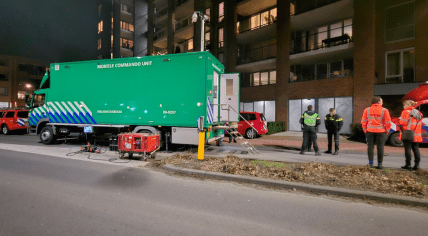 Emergency services investigating a suspicious package on Tuinstraat in Veenendaal on 7 February 2024. It had an explosive inside