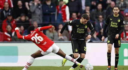 Isaac Babadi of PSV Eindhoven, Santiago Gimenez of Feyenoord during the Dutch Eredivisie match between PSV Eindhoven and Feyenoord at the Phillips stadium on March 3, 2024 in Eindhoven, Netherlands