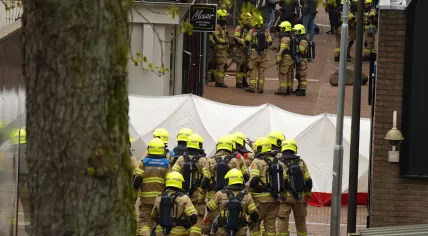 Multiple police units and fire brigade prepare for hostage situation in Ede, March 2024.