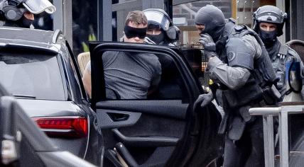 A man, probably the hostage-taker, is arrested by the DSI in front of a café in Ede. This put an end to a hostage situation in the cafe, in which four people were held