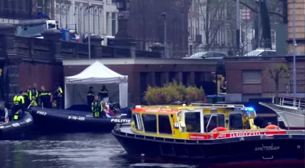 Amsterdam police investigating the discovery of a dead 55-year-old Spanish man on the Amstel River at Sarphatistraat. 22 March 2024