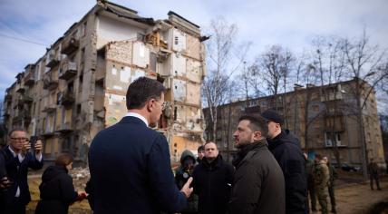 Mark Rutte and Volodymyr Zelenskyy visit a building destroyed in Kharkiv during the war between Russia and Ukraine. 1 March 2024